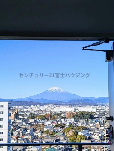 �_�ސ쌧������s��̒��Ã}���V�����̏Z�˂���̒��]�ʐ^