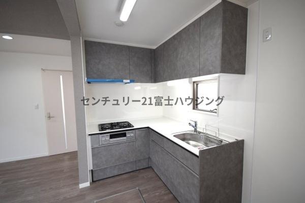 �_�ސ쌧������s�\�ԍ�3���ڂ̒��È�ˌ��ẴL�b�`��