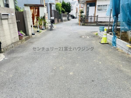 �_�ސ쌧������s�o�����̐V�z��ˌ��Ă̑O�ʓ��H�܂ތ��n�ʐ^