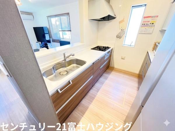 �_�ސ쌧����s�P�s5���� 5-10-4�̒��È�ˌ��ẴL�b�`��