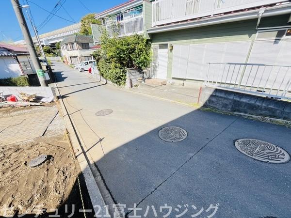 �_�ސ쌧������s�ԉH���̐V�z��ˌ��Ă̑O�ʓ��H�܂ތ��n�ʐ^