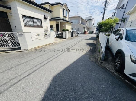 �_�ސ쌧������s�����̒��È�ˌ��Ă̑O�ʓ��H�܂ތ��n�ʐ^