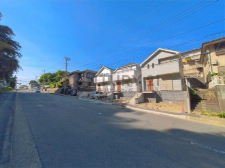 �_�ސ쌧����s�勘�̐V�z��ˌ��Ă̑O�ʓ��H�܂ތ��n�ʐ^
