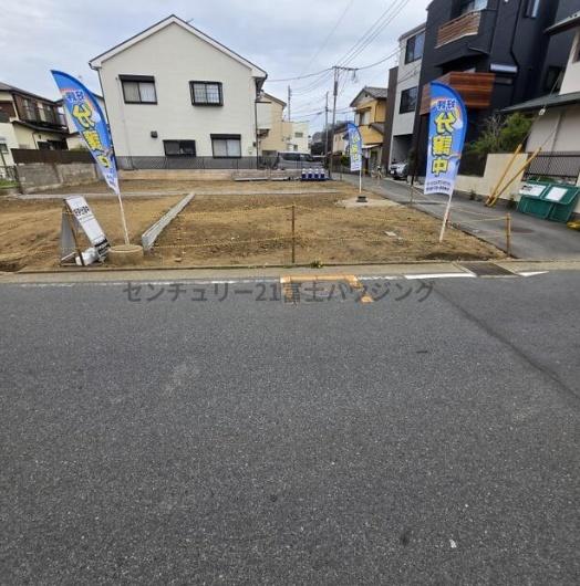 �_�ސ쌧������s���3���ڂ̐V�z��ˌ��Ă̑O�ʓ��H�܂ތ��n�ʐ^