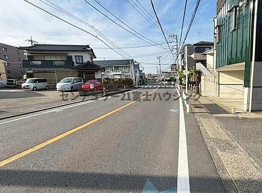 �_�ސ쌧������s�{��4���ڂ̒��È�ˌ��Ă̑O�ʓ��H�܂ތ��n�ʐ^