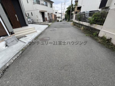 �_�ސ쌧������s���C�ݓ�6���ڂ̐V�z��ˌ��Ă̑O�ʓ��H�܂ތ��n�ʐ^