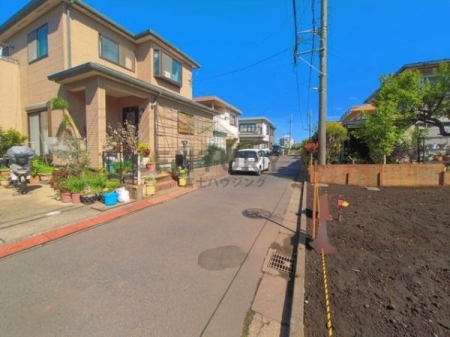 �_�ސ쌧����s����̐V�z��ˌ��Ă̑O�ʓ��H�܂ތ��n�ʐ^
