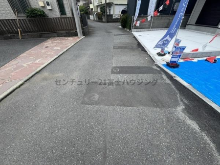�_�ސ쌧������s���C�ݖk5���ڂ̐V�z��ˌ��Ă̑O�ʓ��H�܂ތ��n�ʐ^