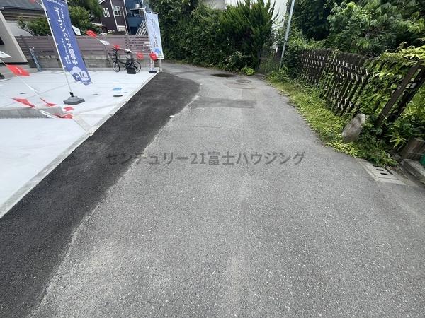 �_�ސ쌧������s���C�ݖk5���ڂ̐V�z��ˌ��Ă̑O�ʓ��H�܂ތ��n�ʐ^