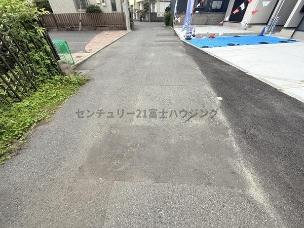 �_�ސ쌧������s���C�ݖk5���ڂ̐V�z��ˌ��Ă̑O�ʓ��H�܂ތ��n�ʐ^