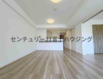 �_�ސ쌧����s�Ԃ̖؂̒��Ã}���V�����̃��r���O