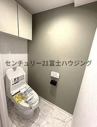 �_�ސ쌧����s�Ԃ̖؂̒��Ã}���V�����̃g�C��