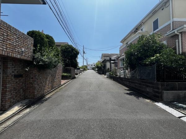 �_�ސ쌧����s���̒��È�ˌ��Ă̑O�ʓ��H�܂ތ��n�ʐ^
