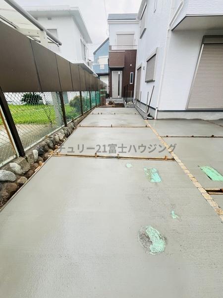 �_�ސ쌧������s�l�{��̐V�z��ˌ��Ă̒��ԏ�