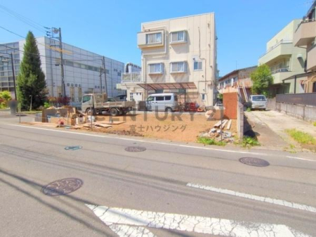 �_�ސ쌧����s�Ŗ߂̐V�z��ˌ��Ă̑O�ʓ��H�܂ތ��n�ʐ^