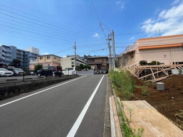 �_�ސ쌧����s�ΐ�2���ڂ̐V�z��ˌ��Ă̑O�ʓ��H�܂ތ��n�ʐ^