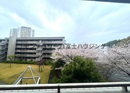 �_�ސ쌧���q�s���{�̒��Ã}���V�����̏Z�˂���̒��]�ʐ^