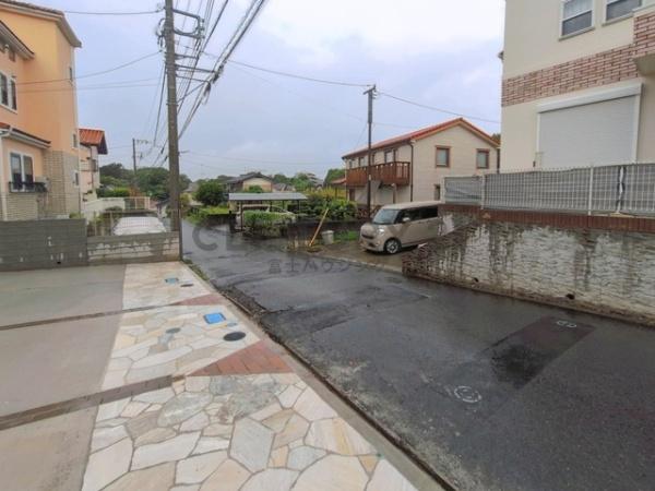 �_�ސ쌧����s����5���ڂ̐V�z��ˌ��Ă̑O�ʓ��H�܂ތ��n�ʐ^