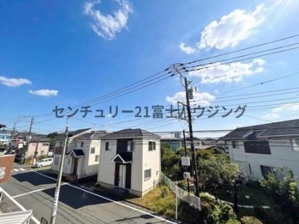 �_�ސ쌧����s�H��3���ڂ̐V�z��ˌ��Ă̏Z�˂���̒��]�ʐ^